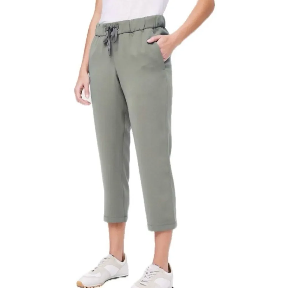 Lululemon On The Fly Grey Sage Cropped Athletic Pull On Pants Women’s Size 10